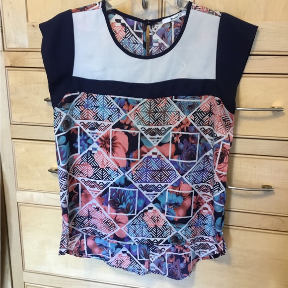 PAPAYA BLOUSE Medium Caps sleeve navy blue floral 100% light cool polyester. - Picture 2 of 7